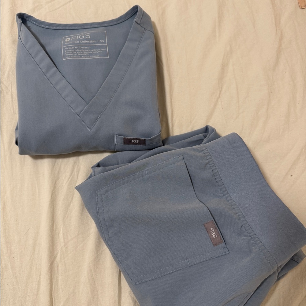 FIGS SET- Dusty Blue
Top: Catarina (XS)
Bottoms: Zamora Joggers(XSP)